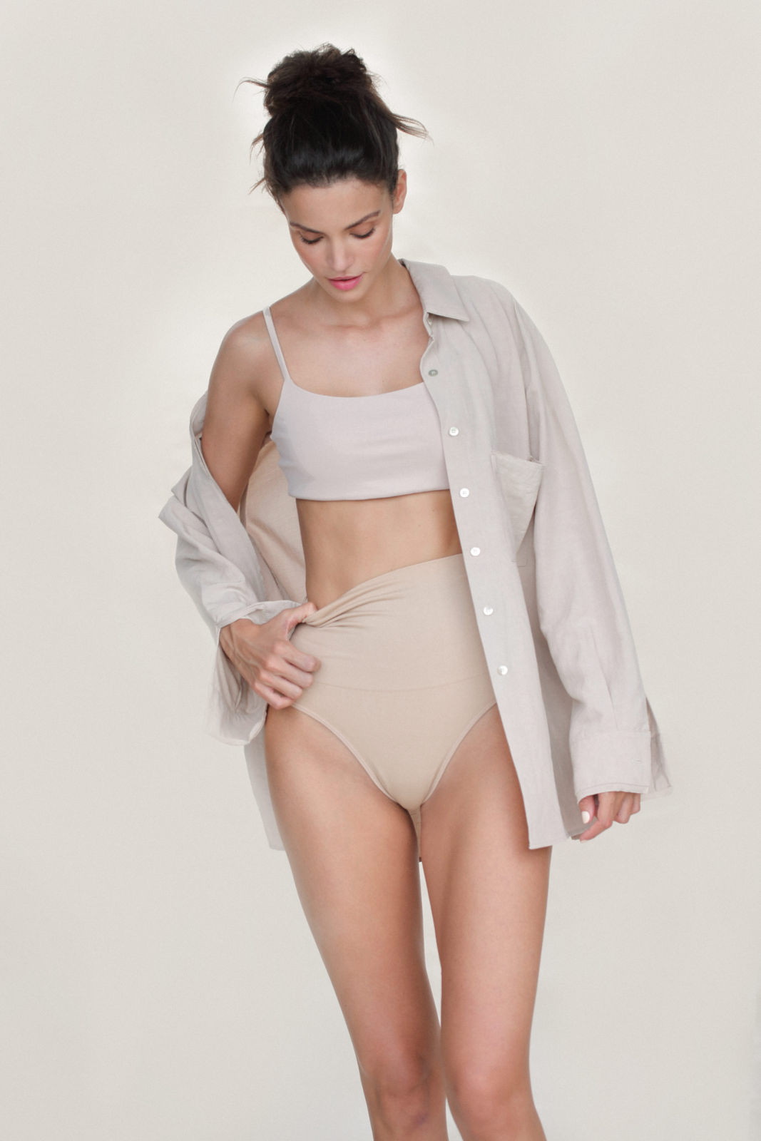 Mulher com roupa clara em fundo neutro