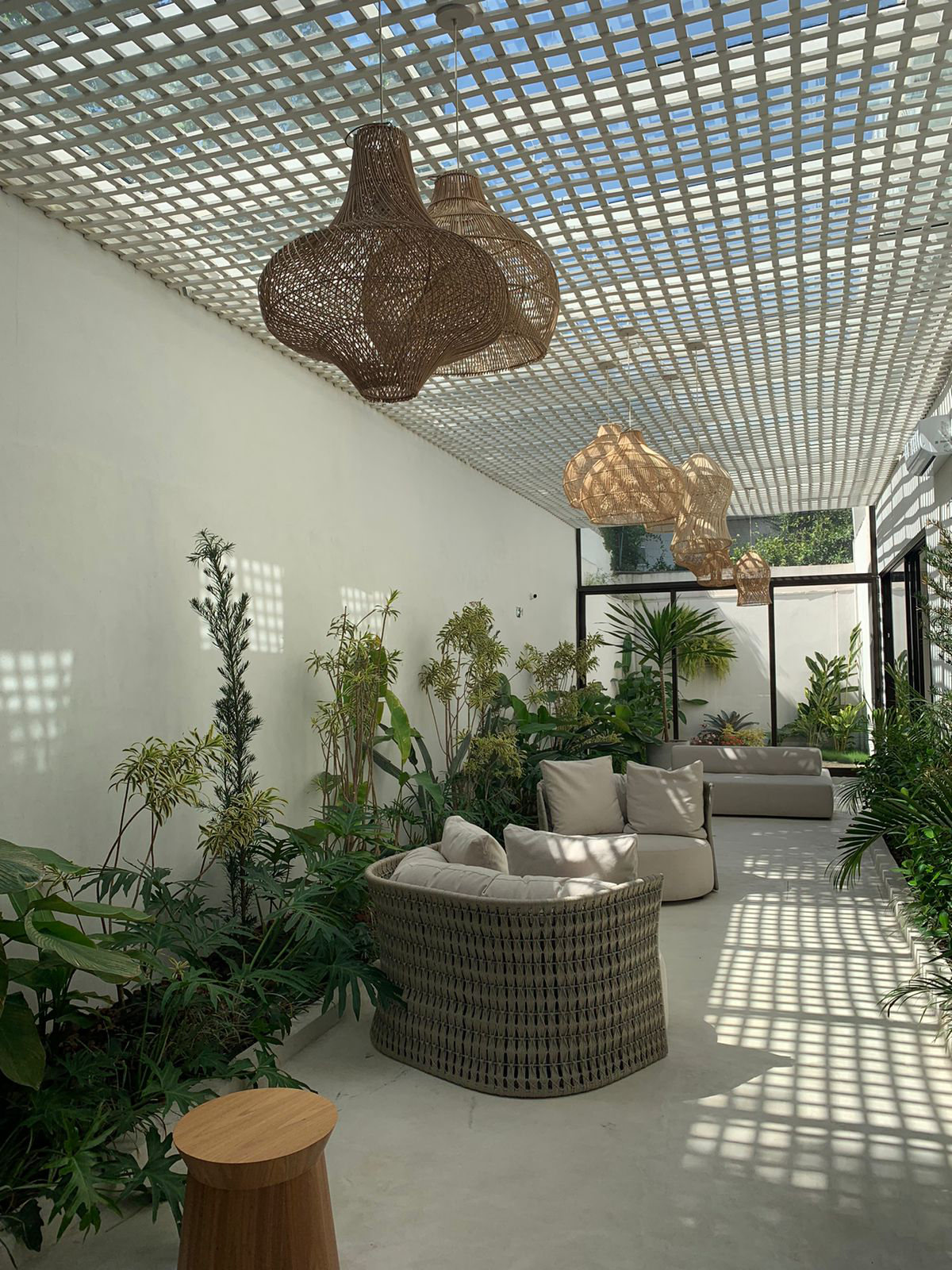 Jardim interno da Clínica Seven com pergolado