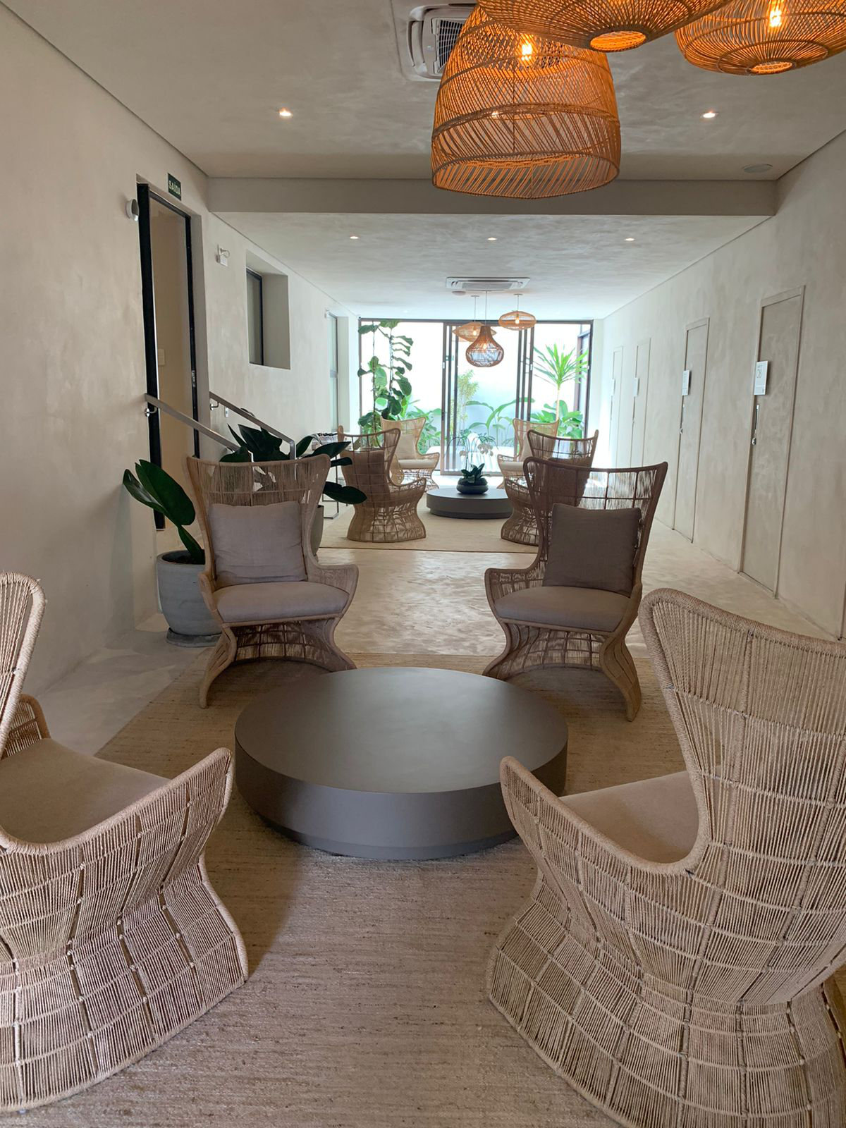 Lounge da Clínica Seven com poltronas de fibra natural